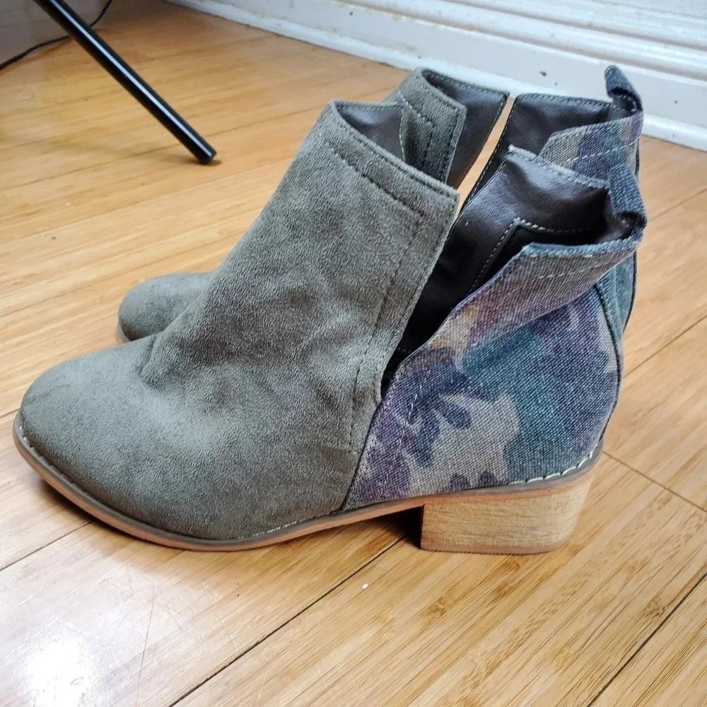 Boutique by Corkys Ankle Booties Size 6 Camo Boots Casual